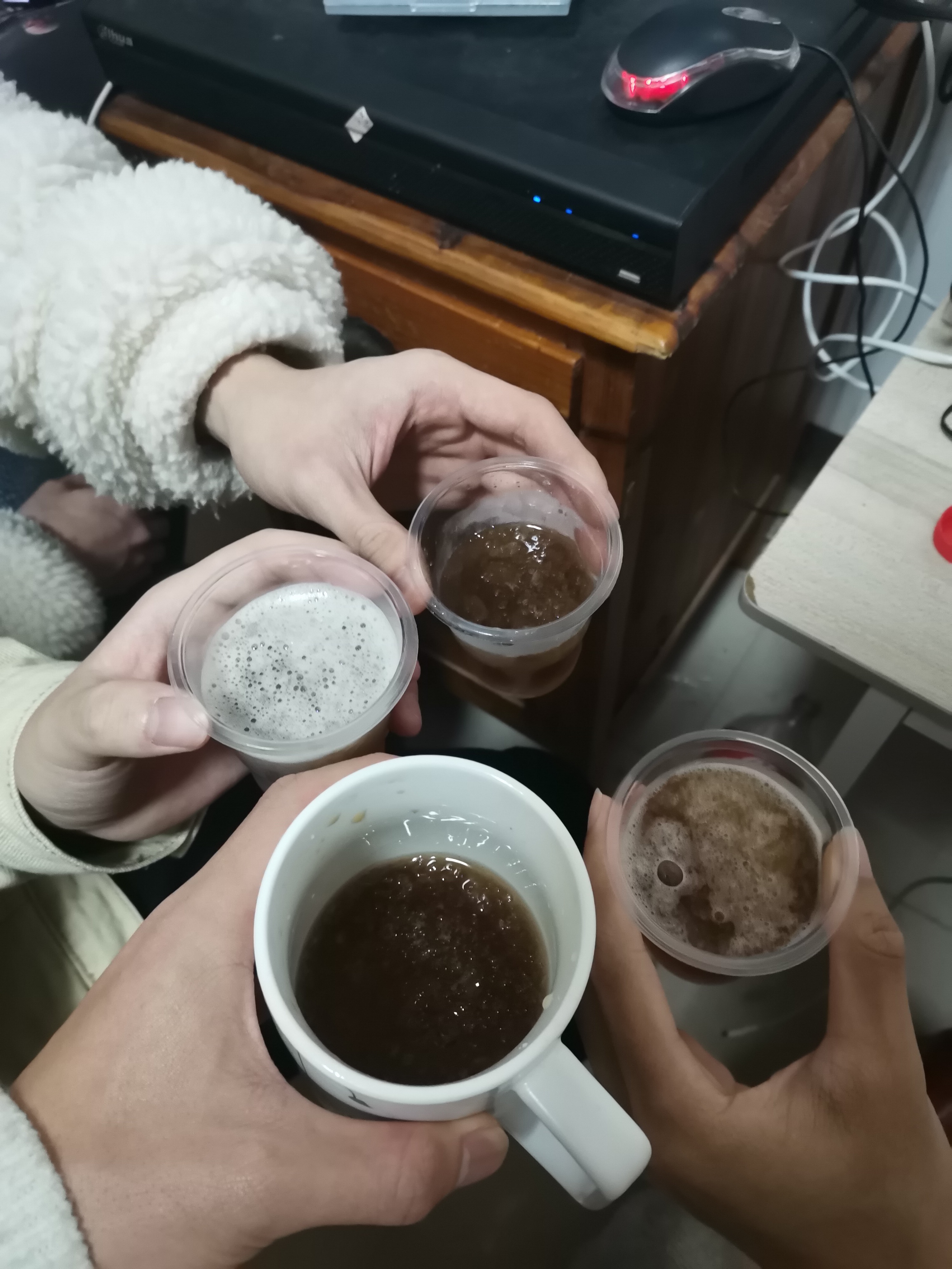 一起喝已经结成冰块的王老吉